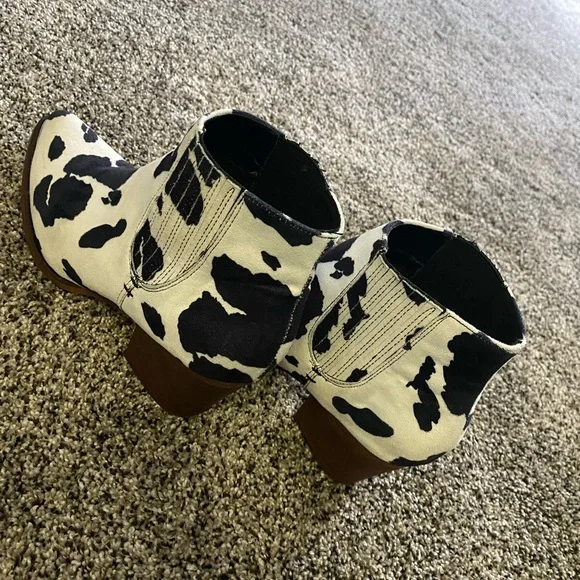 CUTE! Cow print booties - Picture 2 of 3